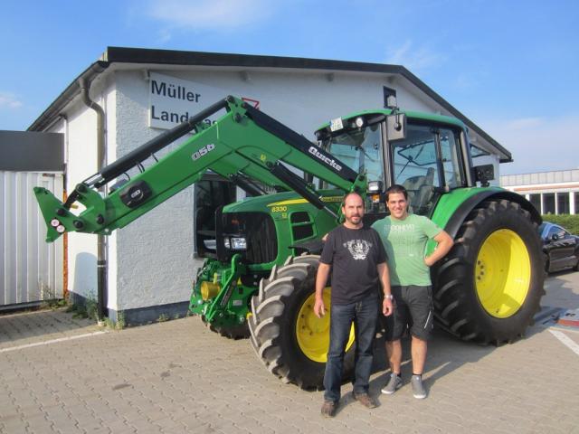 Übergabe eines John Deere 6330 mit Frontlader