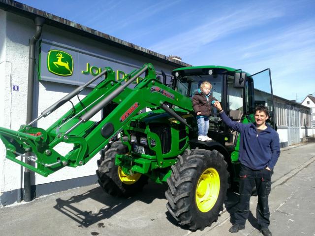 Übergabe eines neuen John Deere 6330