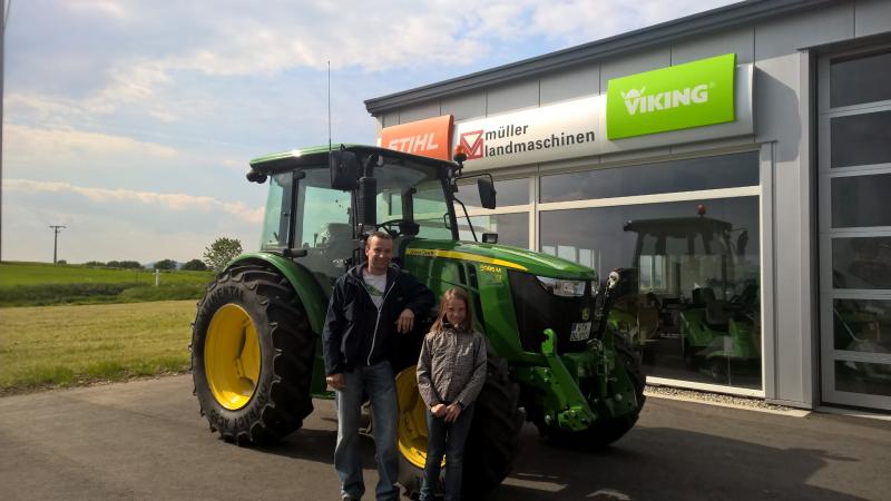 Übergabe eines John Deere 5085M