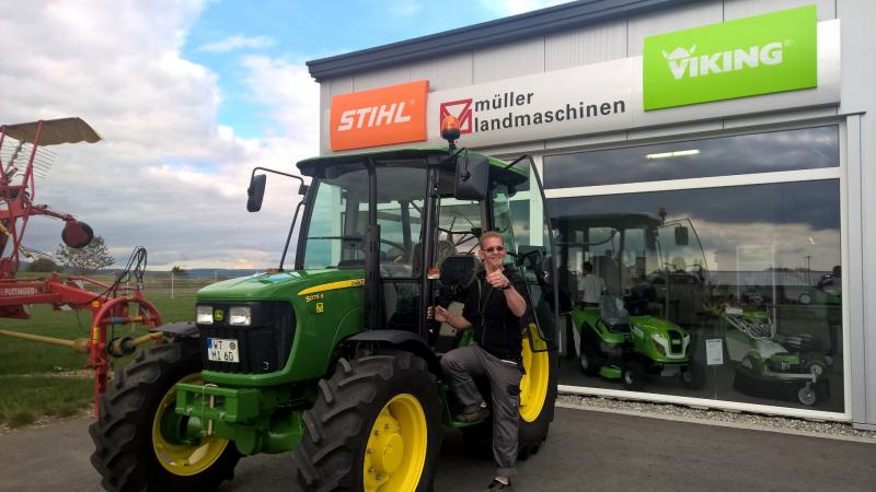 Übergabe eines John Deere 5075E 