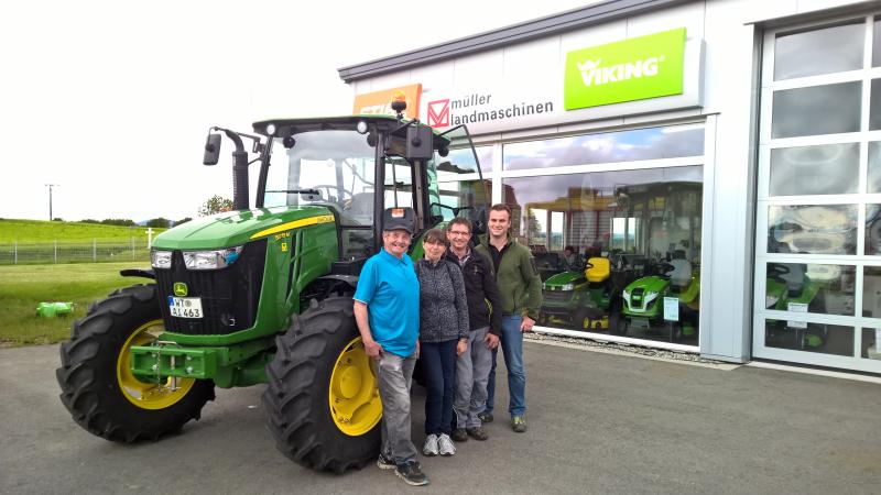 Übergabe eines John Deere 5075M